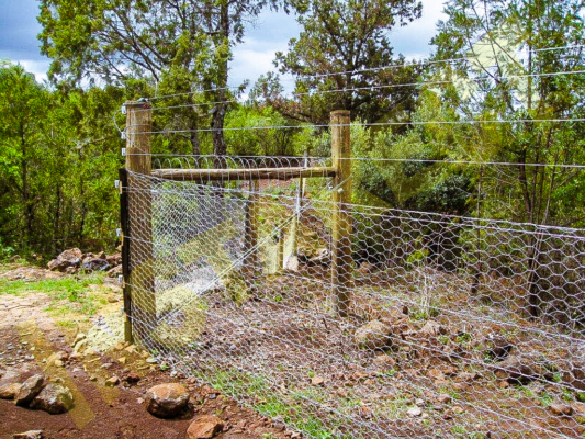 Electric Fence With Anti-Baboon Loops